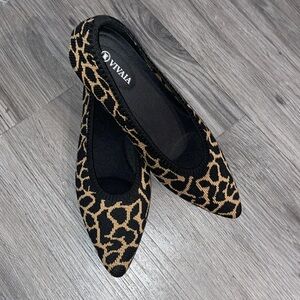 Vivaia Women's Leopard Print Flats Sz 40.5 *Gorgeous* EUC